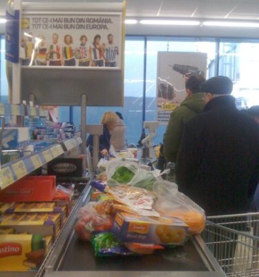 Furturi din supermarket, în seara alegerilor